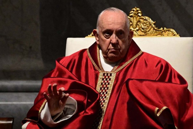 Papa Francisco destitui bispo crítico ao acolhimento católico à
